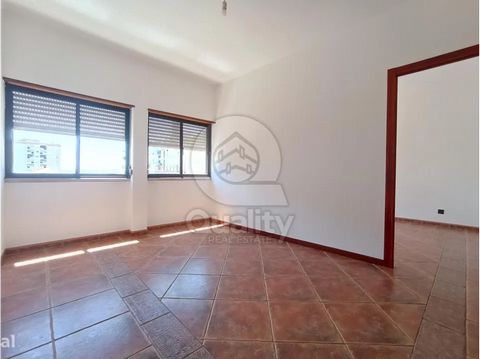 Charming 3 Bedroom Apartment with River Views in Barreiro Situated just a 10-minute walk from Barreiro's boats, we present this magnificent 3 bedroom apartment with stunning views of the river. Located on the second floor of a building with an organi...