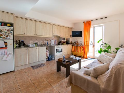 Are you looking for a practical ground floor with outdoor space, access to a pool and a few metres from the centre of Mercadal? This flat is located in an attractive bright community facing Monte Toro which offers a communal swimming pool and lift. T...