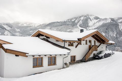 Esta casa de campo grande, moderna y típicamente austriaca para un máximo de 18 personas se encuentra directamente en las pistas de Kaprun en Salzburgerland y es un verdadero alojamiento con acceso directo a las pistas de esquí en invierno. La casa d...