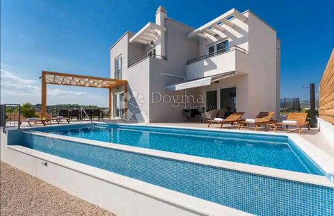 We are selling a really beautiful and luxurious house with a swimming pool, in a quiet part of Brodarica, with a wonderful view of the sea and Šibenik. It is a modern, tastefully furnished house, which first of all captivates with its pleasant atmosp...