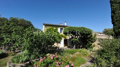 Dans un quartier particulièrement calme de Gordes, maison ancienne restaurée sur trois niveaux pour une surface globale de 185 m², avec un très beau terrain de 3 814 m² complanté de chênes verts, oliviers et pins. L'ensemble des prestations est de qu...