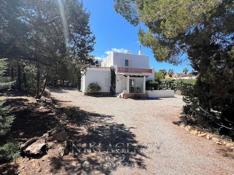 Charming detached house in Cala de Bou Charming detached house in Cala de Bou, Ibiza. This detached house is located in the sought-after area of Cala de Bou on the west coast of Ibiza. With a generous plot area of 1,045 m² and a constructed area of 1...