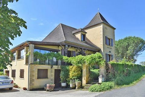 24620 Marquay. Huis van het type Périgord, terrein van ca. 1027 m². Verkoopprijs: 292.500 euro (Makelaarskosten ten laste van de verkoper). Gelegen in het hart van de Périgord Noir, op 10 km van Sarlat la Canéda, bestaat dit huis in Périgord-stijl, g...