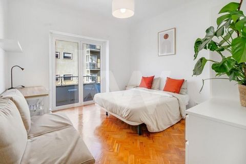 Apartamento de 4 habitaciones, ubicado en Lisboa en una de las principales avenidas de la parroquia de Campolide, la Avenida Miguel Torga, en una ubicación que destaca por su centralidad Apartamento con una superficie bruta privada de 91 m2 y una sup...