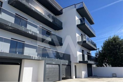 Luxury apartments under construction located in the central area of Vila de São Brás de Alportel, with a privileged view of the sea providing excellent natural light. This T4 apartment, with large areas, has 4 bedrooms, two bathrooms, living room, ki...