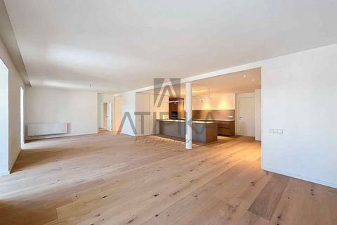 This charming 150m2 apartment, with west orientation and abundant natural light, represents a unique opportunity to live in the heart of Barcelona. Upon entering the residence, you are greeted by a spacious living-dining area that connects to a galle...