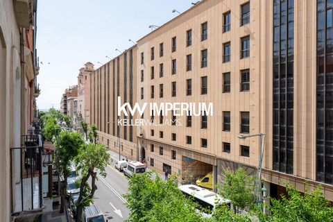 Keller Williams offers you a unique opportunity to live in the center of Tarragona in a cozy and spacious renovated four bedroom apartment ready to move into.~~This property located on the second floor of the building, is clearly distributed in two s...