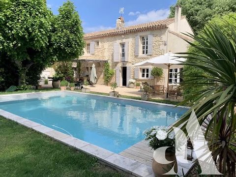 For sale in Paradou. Pretty village house 2 minutes walk from shops and restaurants. 2 levels and approx. 170 m2 of living space with charming and warm living rooms. A beautiful master suite on the ground floor and 3 cozy bedrooms upstairs give this ...