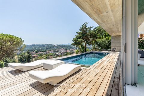 Située sur la commune de Sainte Foy les Lyon à la limite de Lyon 5 et Francheville, à proximité de toutes les commodités et à seulement 20 minutes de Bellecour en bus, cette maison d'architecte de 243m2 prend place sur une parcelle de 1322m2. Si l'ex...