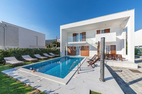 Kastel Gomilica, a newly built ,attractive villa of contemporary design with 195 m2 of living space, located on a 403 m2 land plot. This commodious property, extends over two floors. GROUND FLOOR: living room with kitchen and dining room, bedroom and...