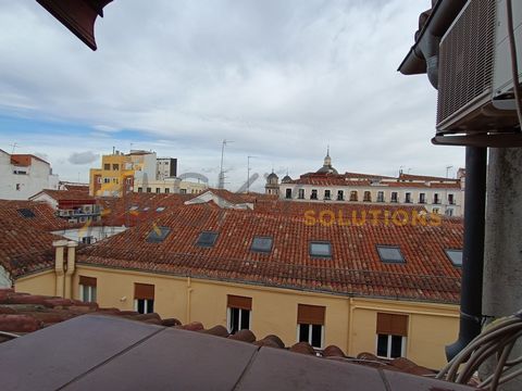 Takvåning i Lavapiés, några meter från La Latina till fots. Det är en studio utrustad med luftkonditionering, ett pentry och ett badrum med dusch. Dess mezzanin erbjuder mångsidighet och fungerar som ett extra rum eller ett mysigt vardagsrum. Velux f...