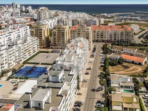 Bienvenue dans votre nouvelle maison dans la charmante urbanisation de Quinta do Romão, un emplacement privilégié entre Quarteira et Vilamoura, à seulement cinq minutes à pied de la plage. Ce charmant appartement offre une escapade paisible et élégan...