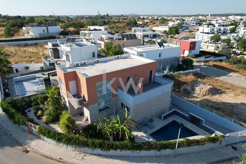 De construção recente (2012), fica localizada numa zona residencial sossegada, esta moradia foi construída com elevados padrões de qualidade, sempre com uma excelente manutenção, pelo que não terá que se preocupar com obras ou renovações, dado que fo...