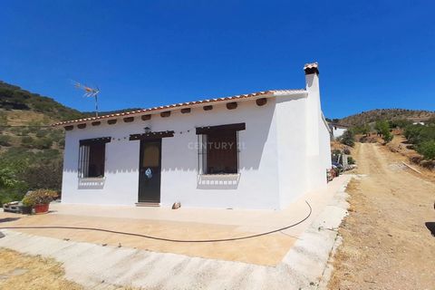 Rustic farm for sale located on the outskirts of Carratraca, in a quiet and natural environment, with a house of 70 m2 and land of 7.726m2. The house of 70 m2 is distributed in a large living-dining room with open plan kitchen, two bedrooms with doub...