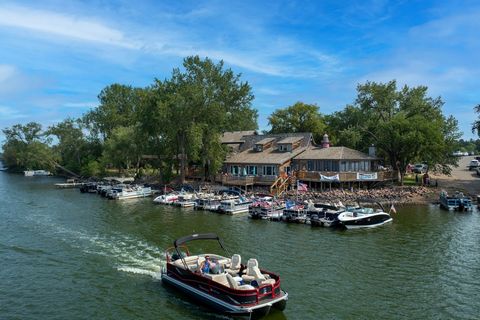 Discover your next entrepreneurial adventure at this turnkey establishment located at Richmond Lake. This thriving bar-dining lodge is a cornerstone of the local community, offering an exceptional opportunity to take over and continue its success.Thi...
