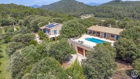 Belle propriété rustique au nord de la Costa Brava avec un terrain de 25 315 m2 comprenant la ferme principale et une maison auxiliaire qui donne sur la piscine avec des vues spectaculaires sur l'Alto Ampurdán. Il a une superficie construite de 519m2...