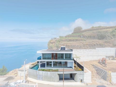 3 BEDROOM VILLA SEA VIEW This 3 bedroom villa, set in a corner plot with 383m², located in Ponta do Sol, is a new construction that stands out for its modern and elegant architecture. The contemporary design is reflected both on the outside and on th...