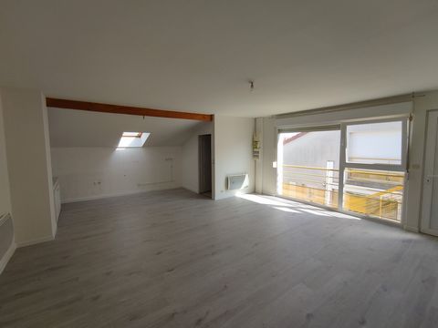 JARNY : 85 000 euros FAI Au deuxième étage, un appartement lumineux d'une surface de 70.40 m2 loué comprenant un séjour avec cuisine ouverte, une chambre, une salle de bains, un WC. Un garage vient compléter ce bien. Commerces de première nécessité à...