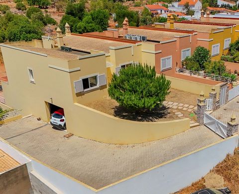 Urbanization Alto do Palmeiral in Algoz, close to Albufeira and Armação de Pêra, approximately 14 km from the beaches. General features: Corner House: Provides greater privacy and additional space and more light. Several Balconies and Patio: Large ou...