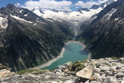 Dit fijne appartement in het Oostenrijkse Mayrhofen is voorzien van een terras en een aantrekkelijk gemeubileerde tuin. Met 2 slaapkamers en plaats voor 6 personen is het ideaal voor gezinnen. Mayrhofen ligt 69 km ten oosten van Innsbruck. Het huis l...