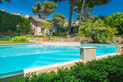In the heart of Mazargues, in a peaceful setting with no overlooked buildings, this property comprises a Maison de Maître, three outbuildings and an infinity pool, all set in 1300m2 of wooded grounds. This charming 19th century house boasts 166m2 of ...