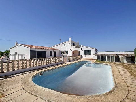 Lucas Fox presents this 430m² rural house on a 17,175m² agricultural plot surrounded by nature and a few kilometers from the centre of Ciutadella de Menorca. The main house of 154m² welcomes us with an entrance porch that gives access to a hall , whi...