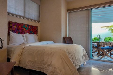 Condominium en Venta en Marina Vallarta Puerto Vallarta Jalisco This stunning penthouse is located in one of the most exclusive zones of Puerto Vallarta Marina Vallarta.Right on the beautiful sandy beach this home is located just 5 minutes away from ...