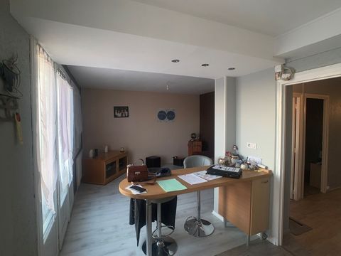 A vendre Montluçon, joli T3 habitable de suite situé au 2d étage sans ascenseur et comprenant entrée et dégagements avec nombreux rangements très pratiques, séjour avec cuisine ouverte aménagée et équipée (Four, plaques, hotte), dans le coin nuit 2 c...