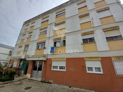 Apartamento de 2 assoalhadas localizado em zona central de Miratejo, próximo do Lidl, Mercado Municipal e Centro Comercial, encontrando ainda inúmeros outros serviços e transportes públicos.   *OBRAS DE REMODELAÇÃO EM CURSO* Cozinha nova feita à medi...