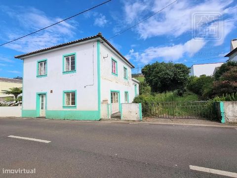 3 bedroom villa, consisting of 2 floors, in need of rehabilitation works, located in Serreta, Angra do Heroísmo. The property consists of: Ground floor: kitchen, living room, dining room and pantry. 1st Floor: 2 bedrooms, bathroom, and suite. Adjacen...