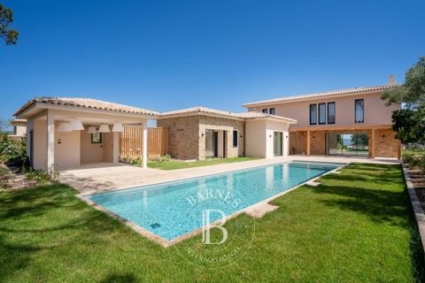 In a quiet, gated estate just a few minutes' walk from Place des Lices, this beautiful new house (currently being finished) boasts magnificent views of the sea and the village of Saint-Tropez. Over 430m² on a 1639m² plot, it comprises A large through...