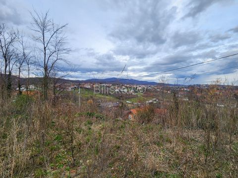 Верхний Врапце Земельный участок под застройку общей площадью 2102 м2. К участку ведет асфальтированная подъездная дорога, все коммуникации находятся поблизости. С восточной и западной сторон открывается исключительный панорамный вид. Участок имеет в...