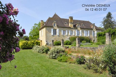 Situé dans un charmant village, proche de Sarlat (24200), magnifique domaine composé de plusieurs bâtiments : une maison de maître et 3 autres maisons avec la présence de 2 piscines avec carrelage en pâte de verre, 2 jacuzzis, un sauna sur un splendi...