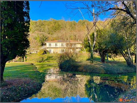 Propriété 1.6 hectares avec étang sur emplacement exceptionnel, maison d'architecte en pierre avec piscine, 6 chambres, dépendances.