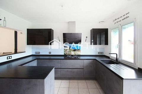 Maison en pierre de 130m² avec 3 chambres et terrain de plus d'1 hectare.