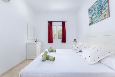 Este apartamento ofrece unos exteriores de auténtico ensueño. No sólo brilla la impresionante amplitud de su terraza y su maravilloso equipamiento para disfrutar de ella, sino por las impresionantes vistas a las aguas idílicas de la cala de Cala Mand...