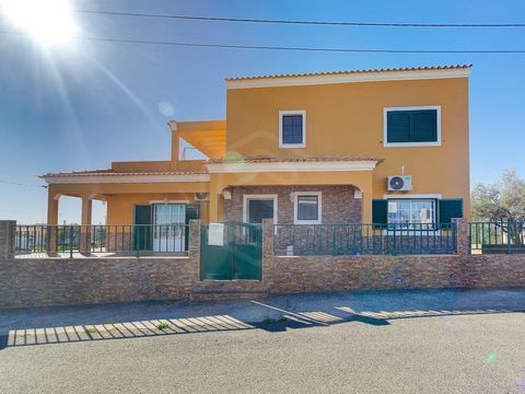 Moradia T3 com área bruta de 244 m2, completamente equipada e mobilada, inserida num terreno com 760 m2, localizada em Santa Justa perto de Martin Longo. Rodeada por zona verdes e casas rústicas, possui toda uma envolvência que proporciona um estilo ...