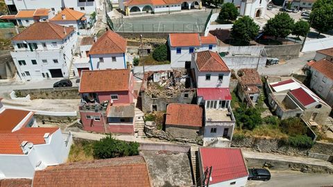 Esta Ruina dispõe de 2 pisos e espaço exterior. Devido à sua deterioração, necessita de uma remodelação total, o que dá a possibilidade de construir cada divisão ao seu gosto. Estando a 40km de Lisboa, 14km de Sintra e 10km de Mafra, esta povoação, C...