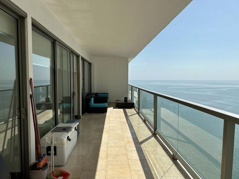 Reside in the exquisite Trump Tower (PH TOC), Elegant, luxurious, with high security and exclusivity Tower with Centra Financiero (office tower), Casino, Shopping Mall and Restaurants, 5 star hotel Exclusive services such as valet parking, room servi...