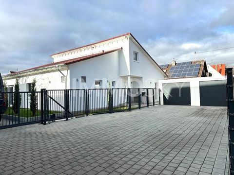 **BITTE HABEN SIE VERSTÄNDNIS, DASS WIR NUR ANFRAGEN MIT VOLLSTÄNDIGEN PERSÖNLICHEN ANGABEN ( ANSCHRIFT,RUFNUMMER und E-MAILADRESSE BEANTWORTEN WERDEN** Dieser stilvolle, 2024 erbaute Bungalow vereint modernes Design, energieeffiziente Technik und lu...