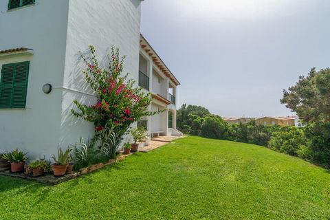 La cuidada urbanización ofrece maravillosas zonas ajardinadas con tumbonas comunitarias alrededor de la refrescante piscina compartida de cloro que mide 10 x 4 metros y que tiene una profundidad que oscila entre 0.85 y 1.45 metros. Los más pequeños d...