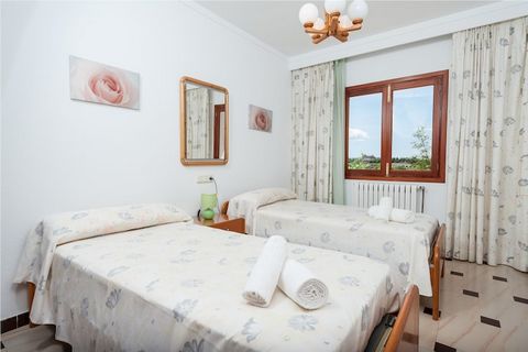 Después de un largo día en la playa puede refrescarse en la ducha exterior, tumbarse en una de las dos hamacas en la terraza o preparar un rico barbacoa para su familia. La terraza tiene vistas tanto a las montañas como al mar en el fondo. La privaci...