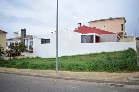 Lote de terreno para construção de moradia, no Cercal do Alentejo, no interior do concelho de Santiago do Cacém, a 15 minutos das melhores praias da Costa Alentejana Terreno urbano com projeto aprovado para construção de moradia, num bairro habitacio...