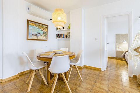 Este encantador apartamento costero ofrece una experiencia única junto al mar. Su espaciosa terraza, equipada con cómodas tumbonas y una refrescante ducha al aire libre, invita a disfrutar del sol y las impresionantes vistas al mar. El balcón amuebla...