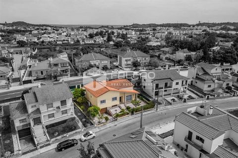 Tipologia T3, com divisões bem distribuídas e funcionais, boa exposição solar garantindo luminosidade natural em toda a casa, localizada numa zona tranquila de Santarém com divisões bem distribuídas e funcionais. Piso Térreo: Sala ampla com lareira e...