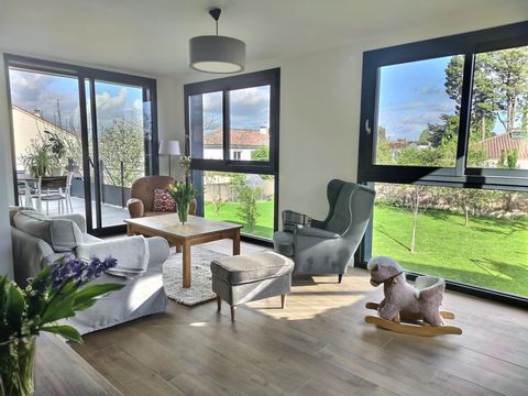 IN LES SORINIERES – POOL POSSIBLE - 10 MINUTES FROM THE AIRPORT, DOUBLE GARAGE Marie COINET presents: 2 minutes from the town, 5 minutes from the ring road, 15 minutes from Nantes, 40 minutes from the beaches. C4 100 m away (direct connection to the ...