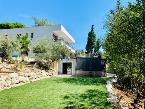 Maison comptenporaine de plus de 330m2 à VILLENEUVE LES AVIGNON (30)