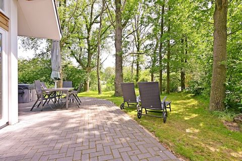 Dit chalet is gebouwd in 2018 en is hetzelfde als chalet 'Boszicht', die op hetzelfde perceel staat. De woningen bevinden zich op 20 m afstand van elkaar, zodat je heerlijk van de rust en privacy kunt genieten. Het huis beschikt over een woonkamer, e...