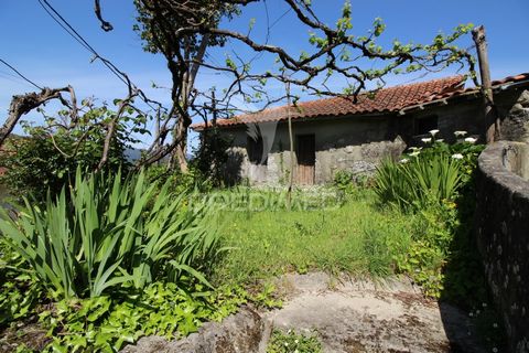 Moradia T2 para restauro em Cova, Vieira do Minho  Para recuperar  Dois quartos  Uma casa de Banho  R/C garrafeira  construção 1950  Moradia com 74 M2 área de construção, lote 637 M2 dois artigos, vista rio Cávado, marina e serra do Gerês  Excelente ...