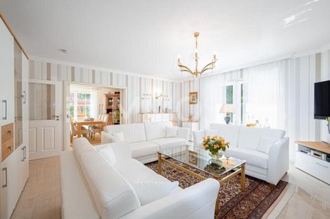 Sie suchen Ihr Familienparadies mit allen Extras? Diese exklusive Familien-Villa ist ein wahres Wohnparadies für anspruchsvolle Familien. Mit großzügigen 210 Quadratmetern Wohnfläche bietet sie ausreichend Platz für die gesamte Familie. Das 824 Quadr...